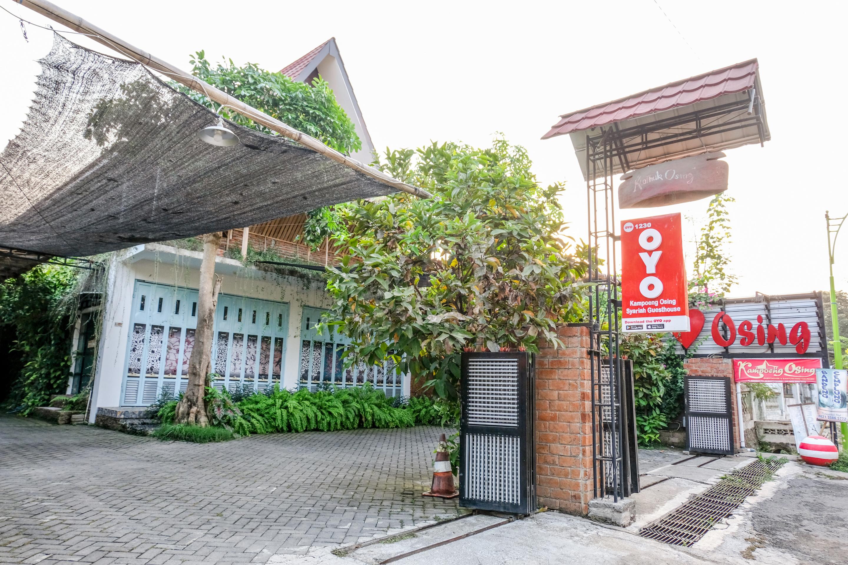 Vaccinated Staff - Oyo 1230 Kampoeng Osing Syariah Guesthouse Banyuwangi  Eksteriør billede