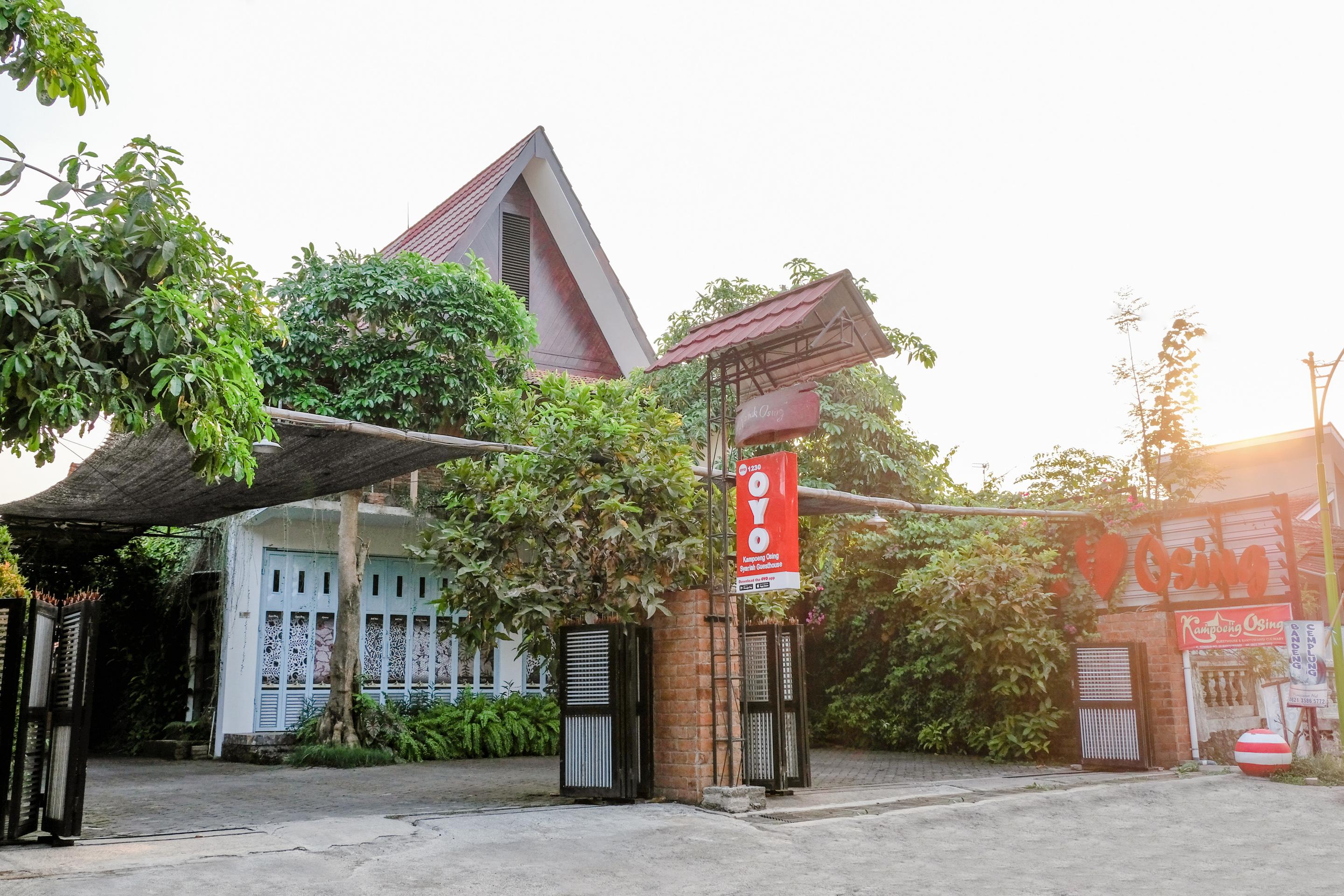 Vaccinated Staff - Oyo 1230 Kampoeng Osing Syariah Guesthouse Banyuwangi  Eksteriør billede