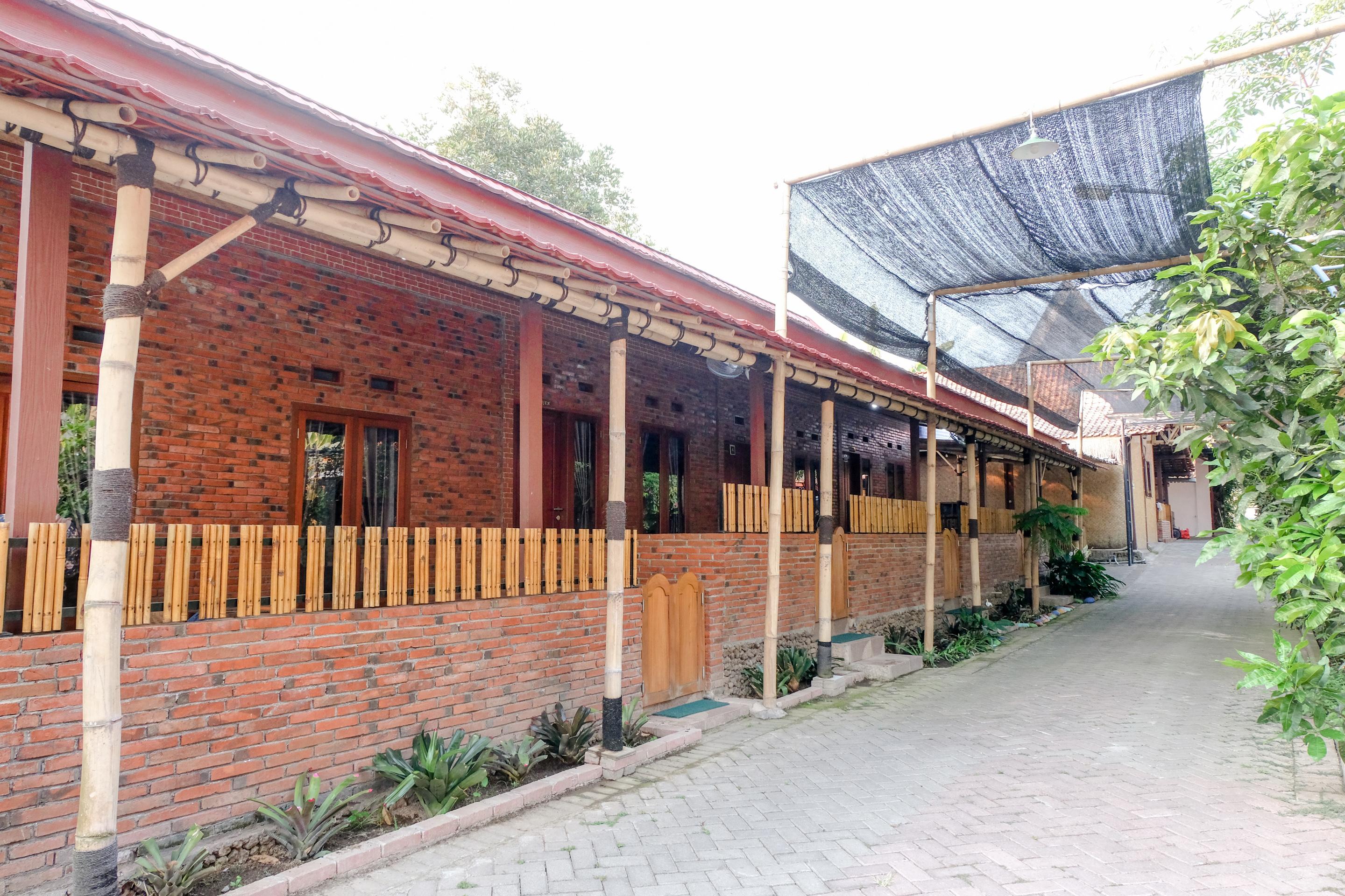 Vaccinated Staff - Oyo 1230 Kampoeng Osing Syariah Guesthouse Banyuwangi  Eksteriør billede