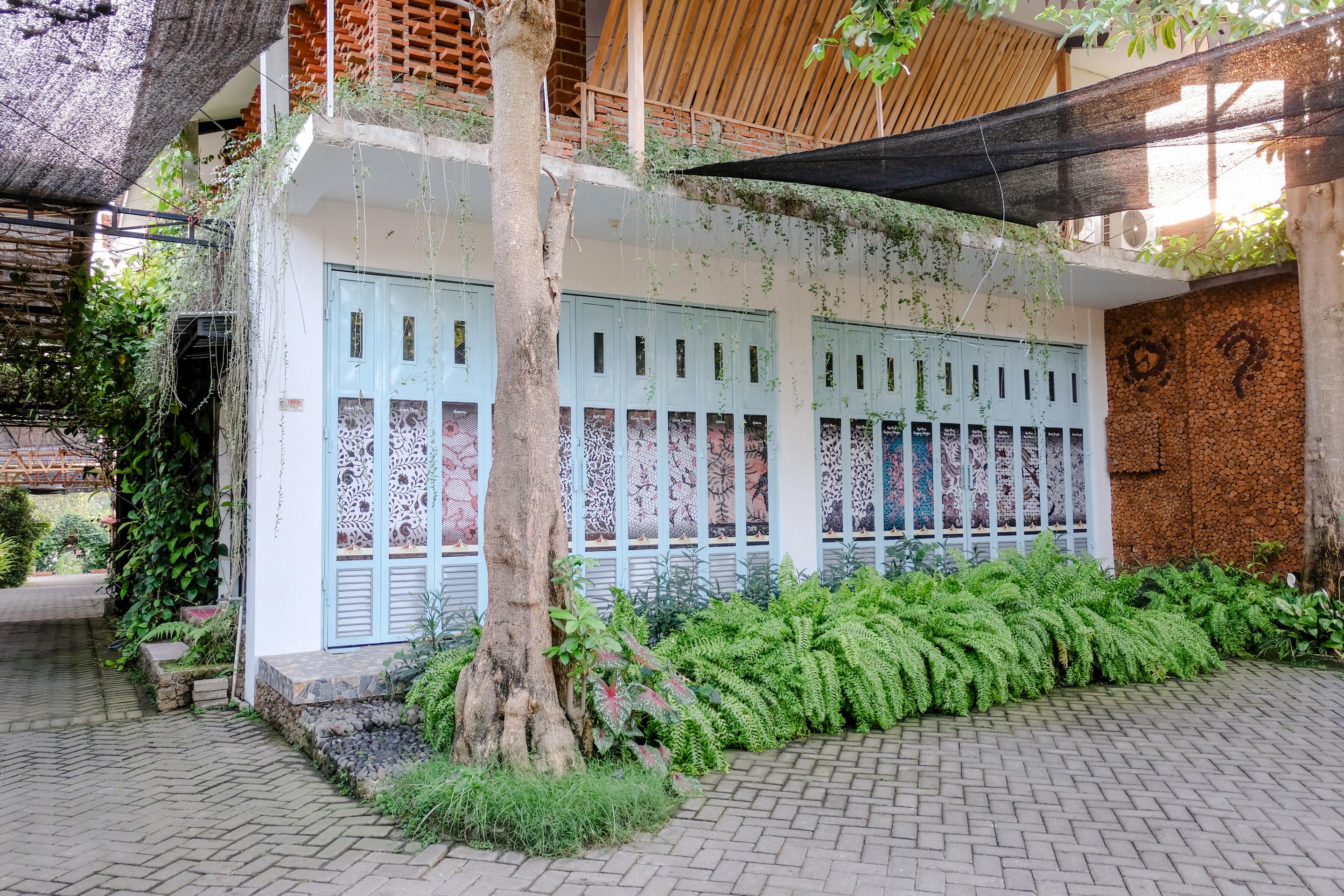 Vaccinated Staff - Oyo 1230 Kampoeng Osing Syariah Guesthouse Banyuwangi  Eksteriør billede