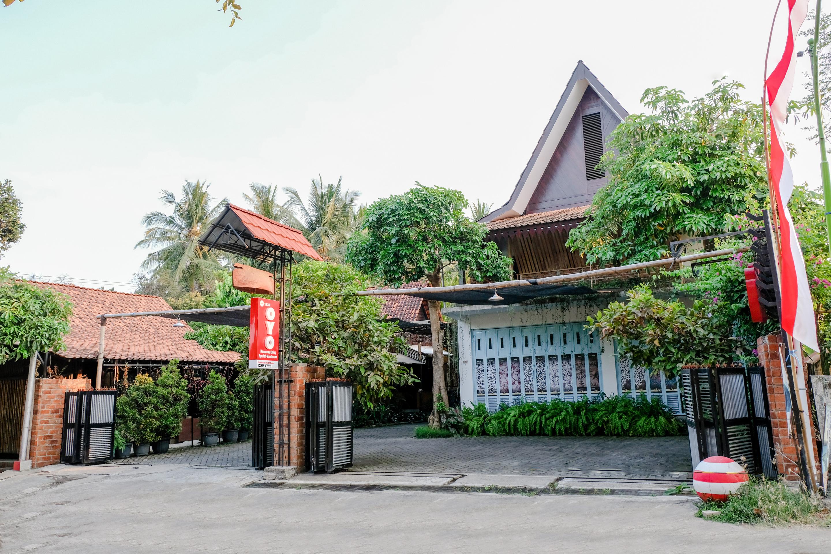 Vaccinated Staff - Oyo 1230 Kampoeng Osing Syariah Guesthouse Banyuwangi  Eksteriør billede
